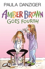 Book cover of AMBER BROWN 03 GOES 4TH