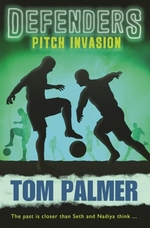 Book cover of DEFENDERS 03 PITCH INVASION